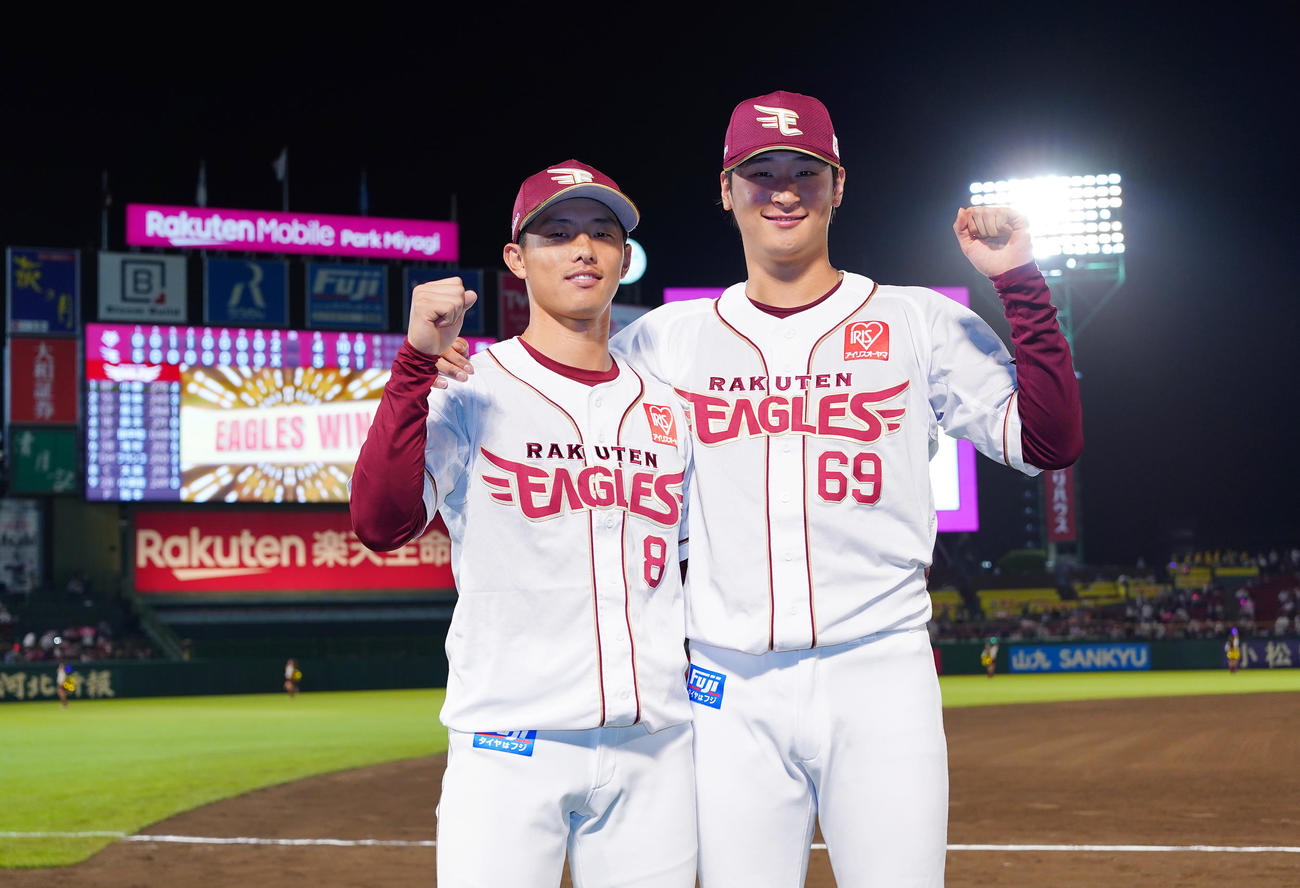 楽天対巨人　巨人に勝利し、ガッツポーズを見せる楽天辰己（左）と内（撮影・菅敏）