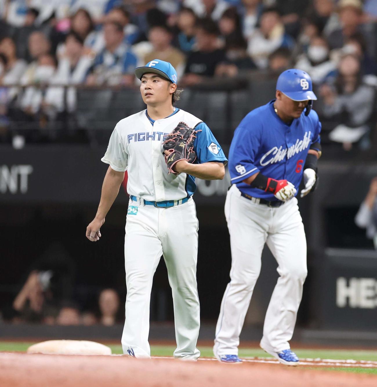 日本ハム対中日　7回表中日1死、中田（右）を一ゴロに抑える伊藤（撮影・黒川智章）