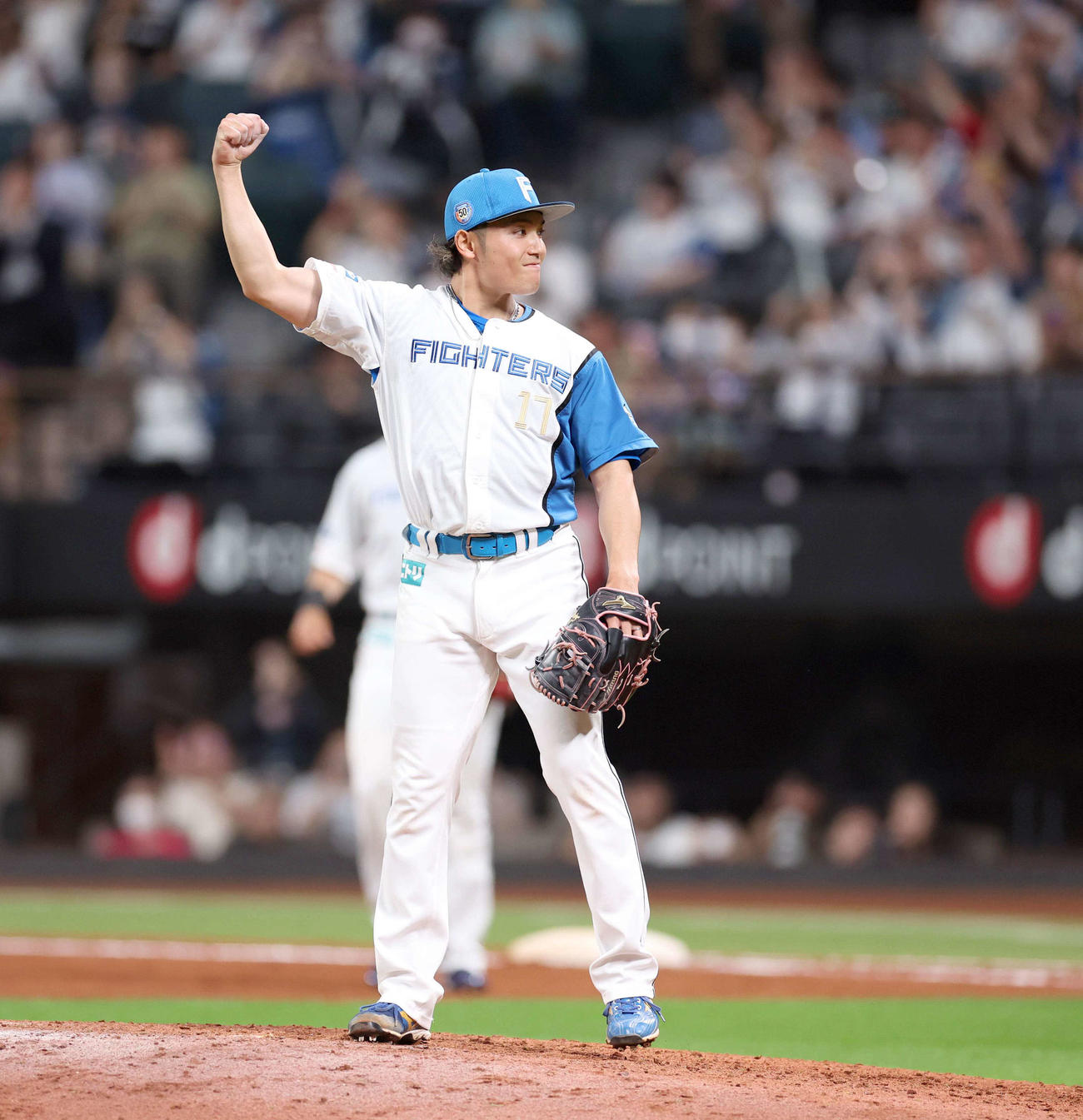 日本ハム対中日　投球数98球でマダックスを達成しガッツポーズの伊藤（撮影・黒川智章）