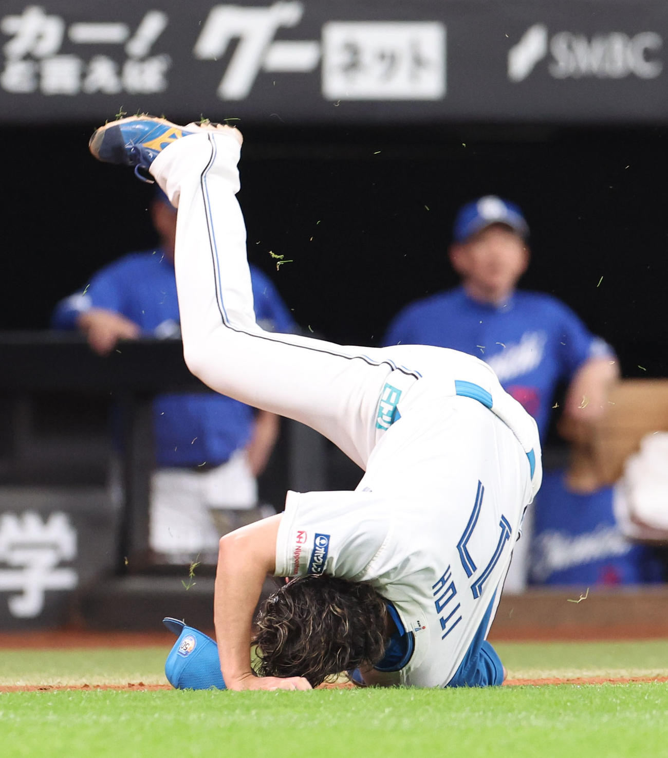 日本ハム対中日　7回表中日2死、一塁に送球後転倒する伊藤（撮影・佐藤翔太）
