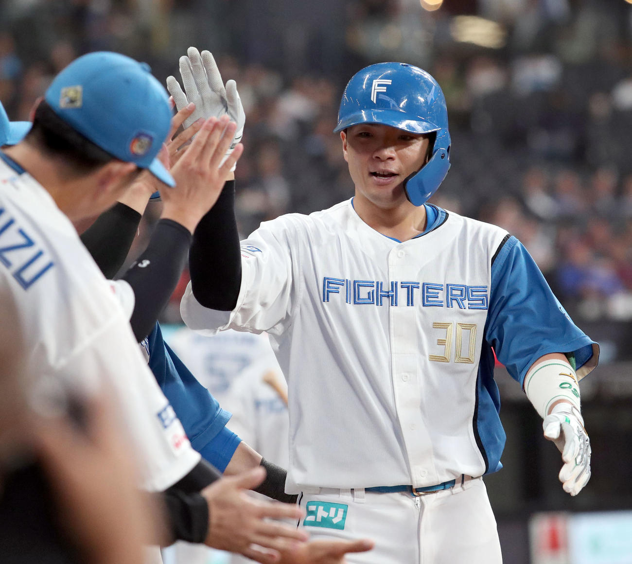 日本ハム対中日　7回裏日本ハム1死、郡司は左越え本塁打を放ちナインに出迎えられる（撮影・佐藤翔太）