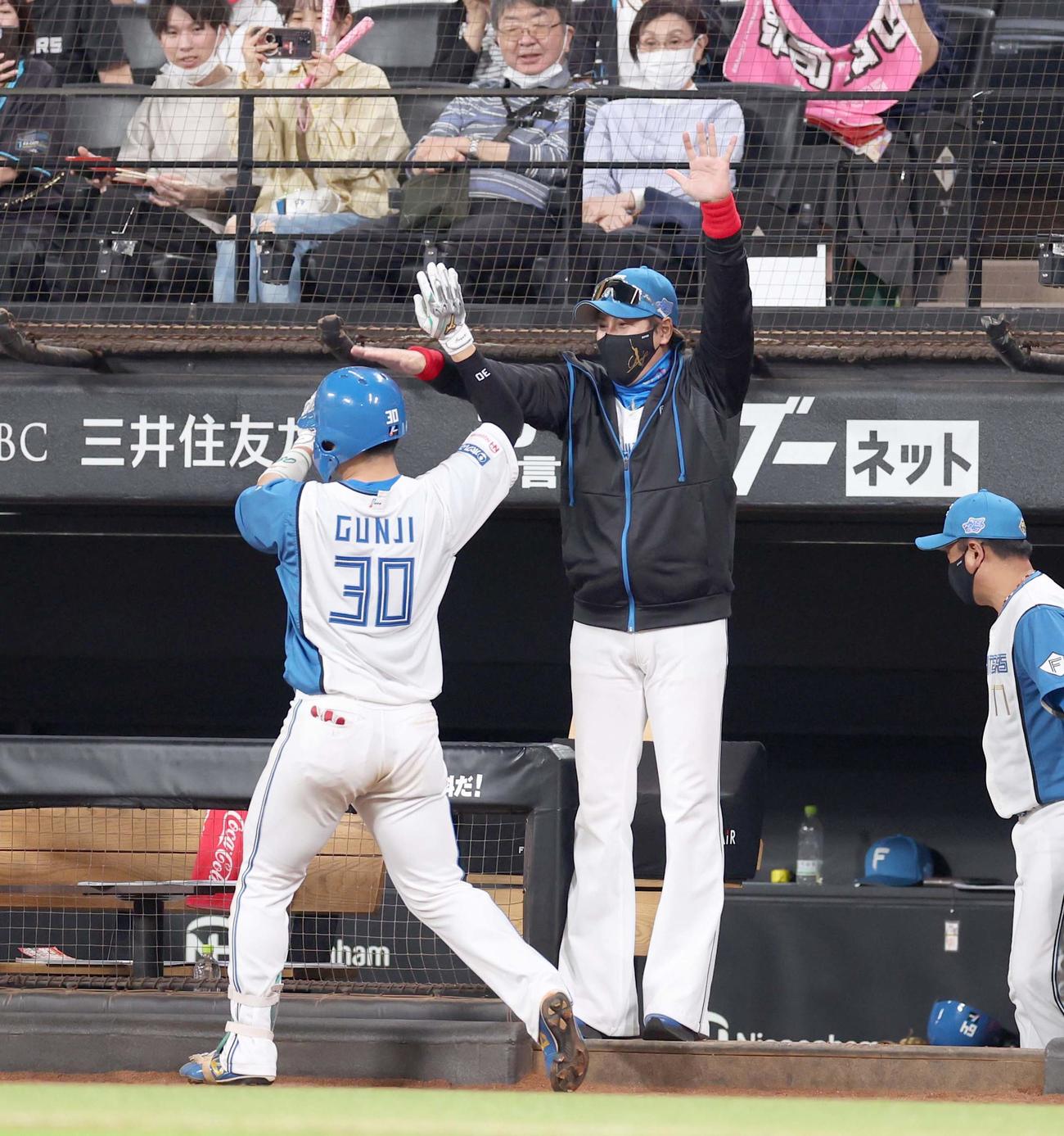 日本ハム対中日　7回裏、本塁打を放った郡司を出迎える新庄監督（撮影・黒川智章）