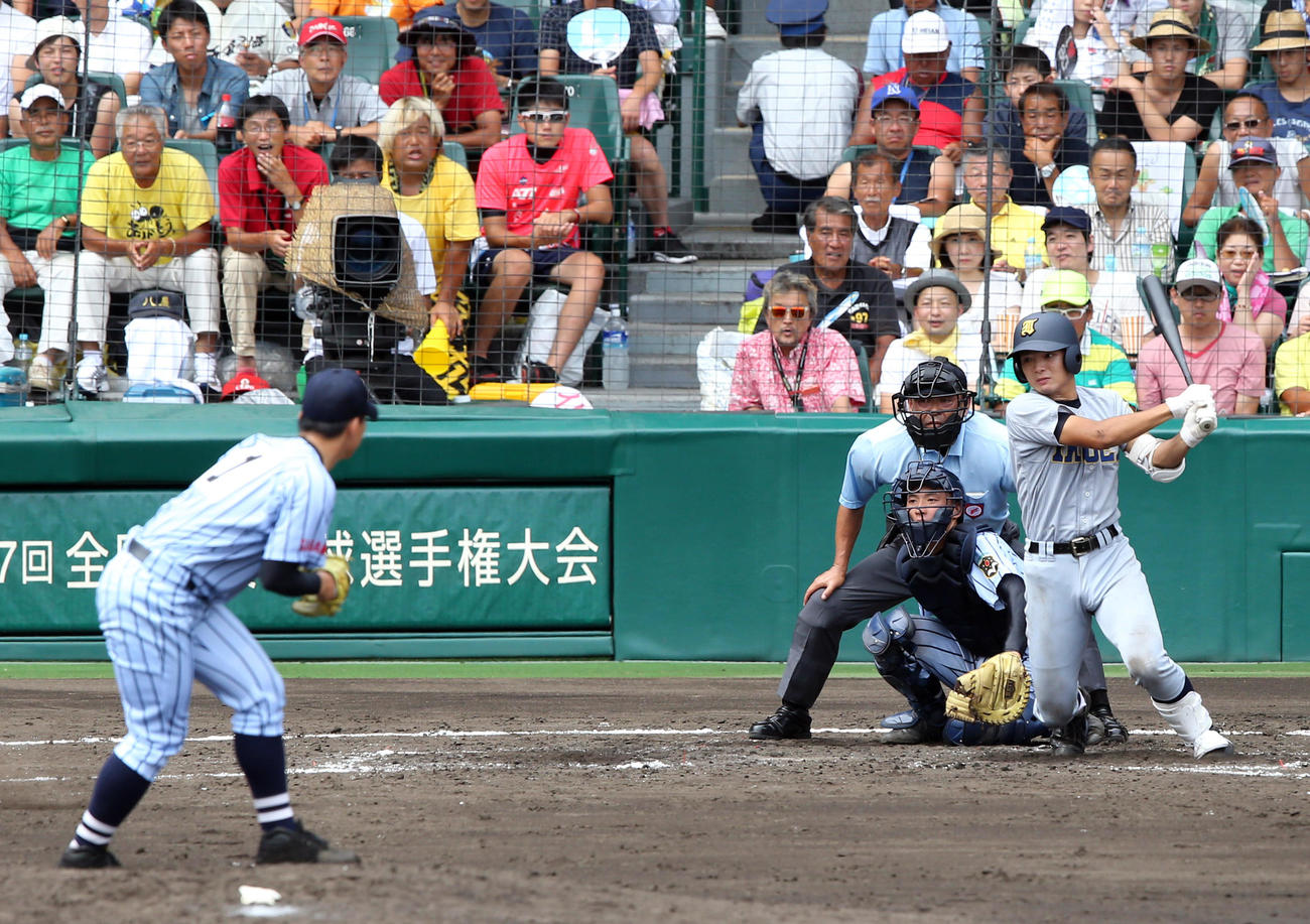 15年8月、甲子園で適時打を放つ仙台育英・郡司。投手小笠原慎之介