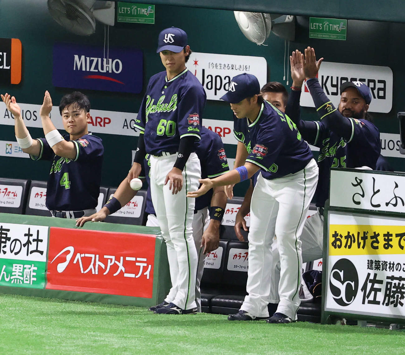 ソフトバンク対ヤクルト　4回表ヤクルト2死満塁、鈴木の適時打はプロ初安打で記念球として返球された（撮影・梅根麻紀）