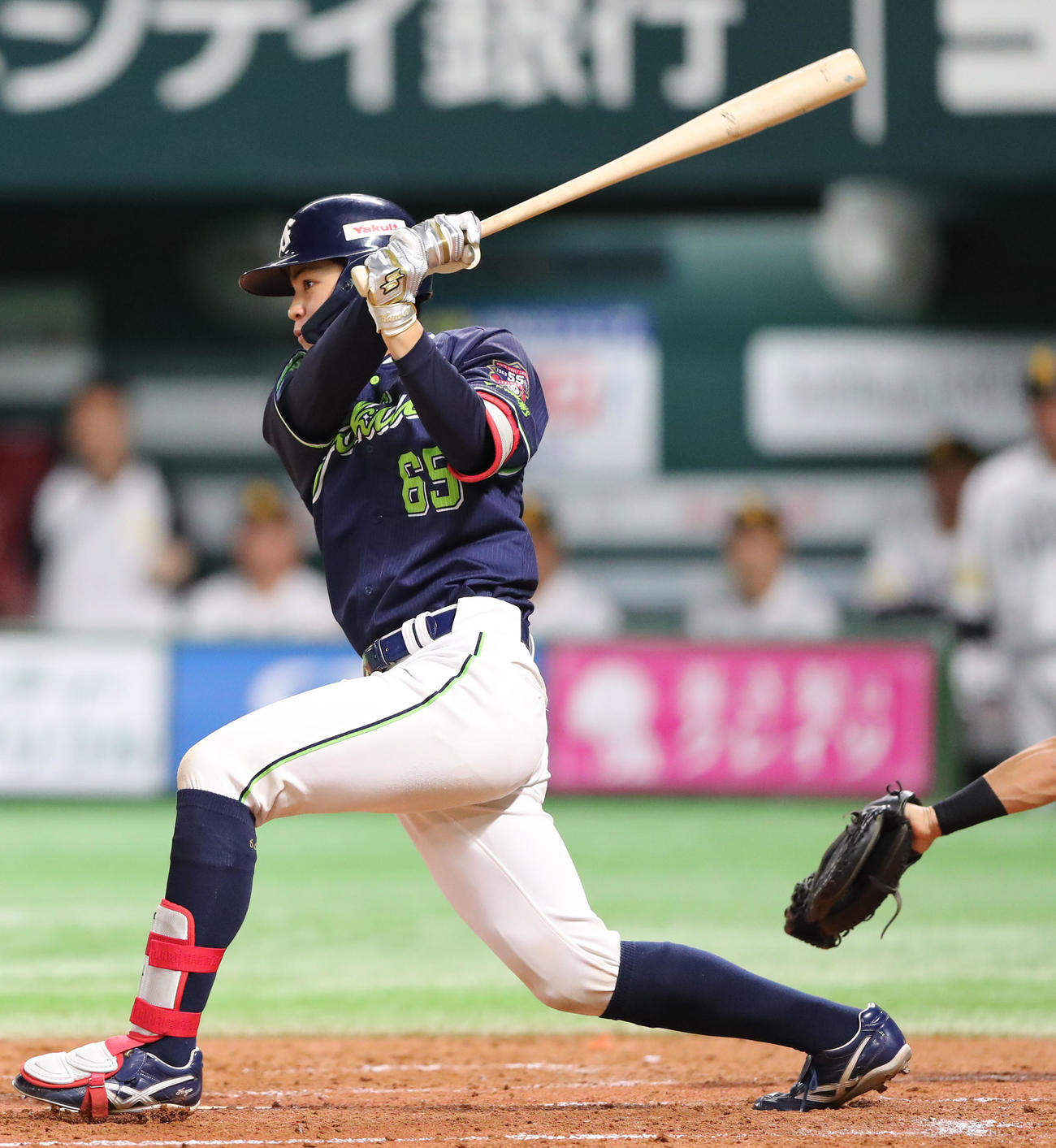ソフトバンク対ヤクルト　4回表ヤクルト2死満塁、鈴木は勝ち越しの左前適時打をを放つ（撮影・鬼束羽瑠菜）