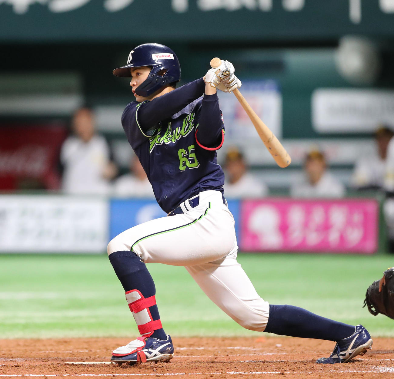 ソフトバンク対ヤクルト　4回表ヤクルト2死満塁、鈴木は勝ち越しの左前適時打をを放つ（撮影・鬼束羽瑠菜）