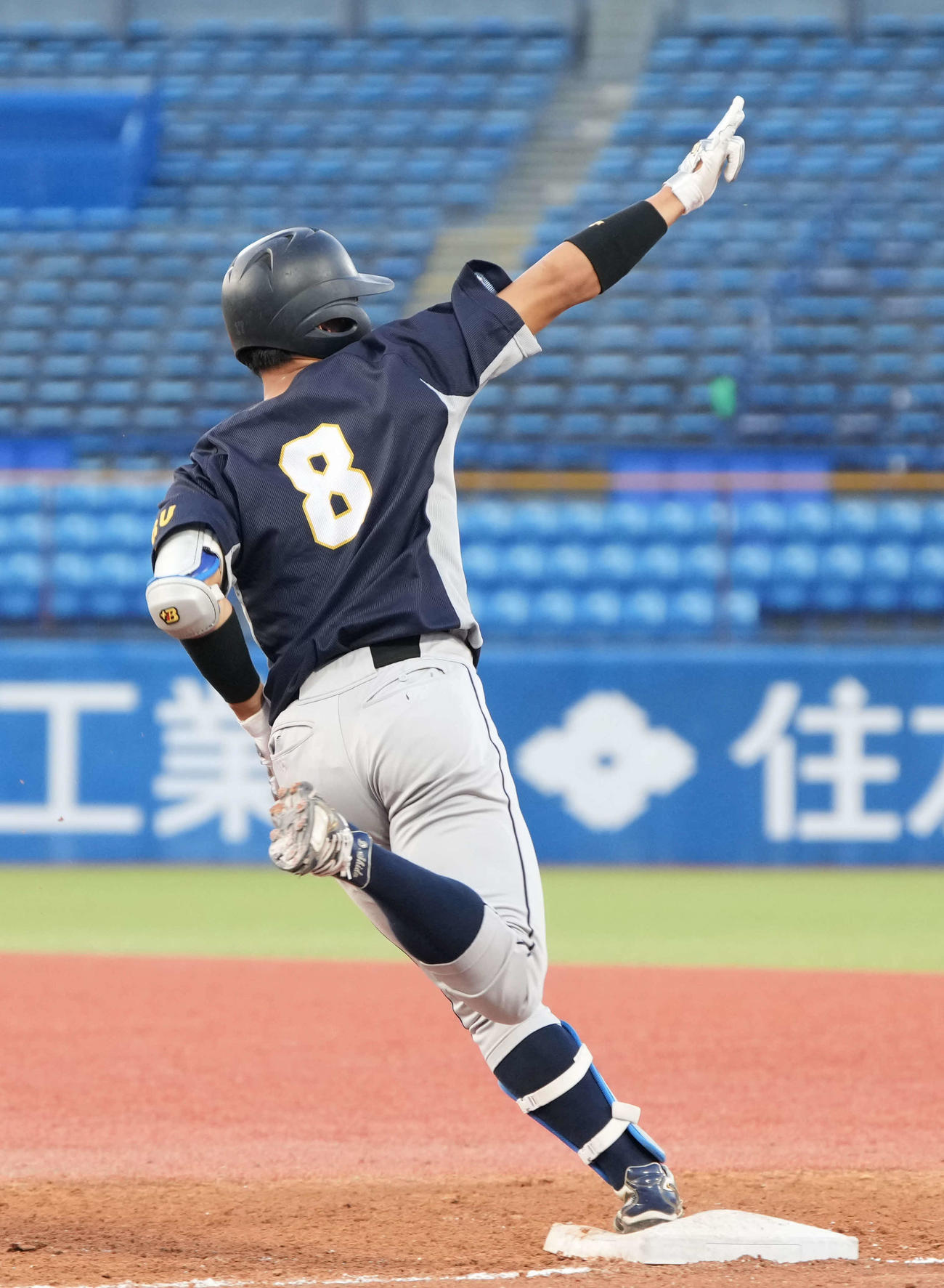 東日本国際大対上武大　3回裏上武大1死二塁、真野は左越えに先制2点本塁打を放ち右手を突き上げる（撮影・小沢裕）