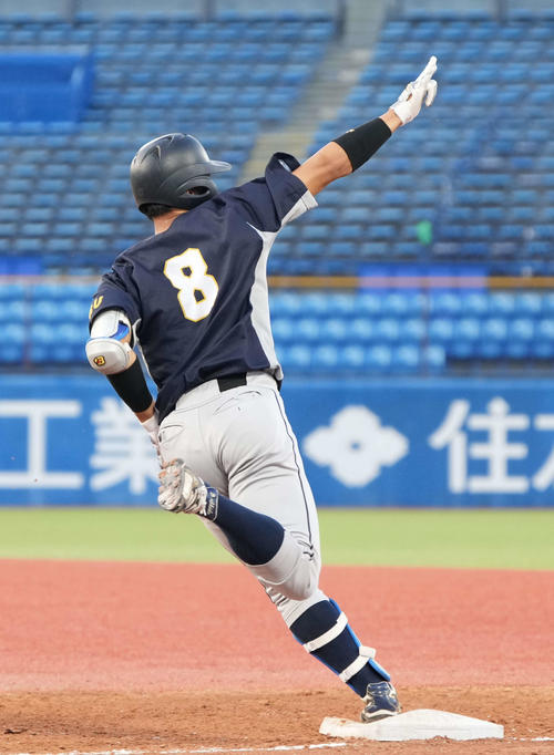 東日本国際大対上武大 3回裏上武大1死二塁、真野は左越えに先制2点本塁打を放ち右手を突き上げる(撮影・小沢裕)