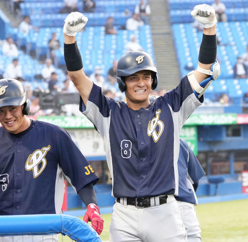 東日本国際大対上武大 3回裏上武大1死二塁、真野は左越えに先制2点本塁打を放ちガッツポーズ(撮影・小沢裕)
