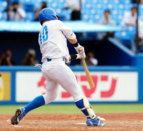 中京大対青学大 3回裏青学大2死一、二塁、右越えに2点適時二塁打を放つ小田(撮影・たえ見朱実)