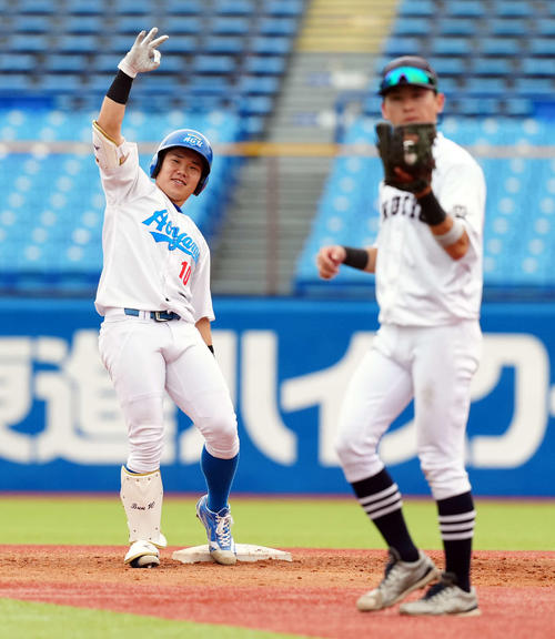中京大対青学大 3回裏青学大2死一、二塁、右越えに2点適時二塁打を放ちポーズを決める小田(撮影・たえ見朱実)