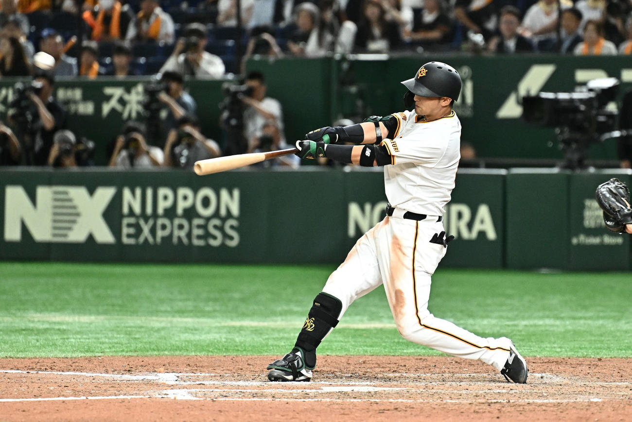 巨人対ソフトバンク　12回裏巨人1死二塁、吉川はサヨナラ二塁打を放つ（2024年5月29日撮影）