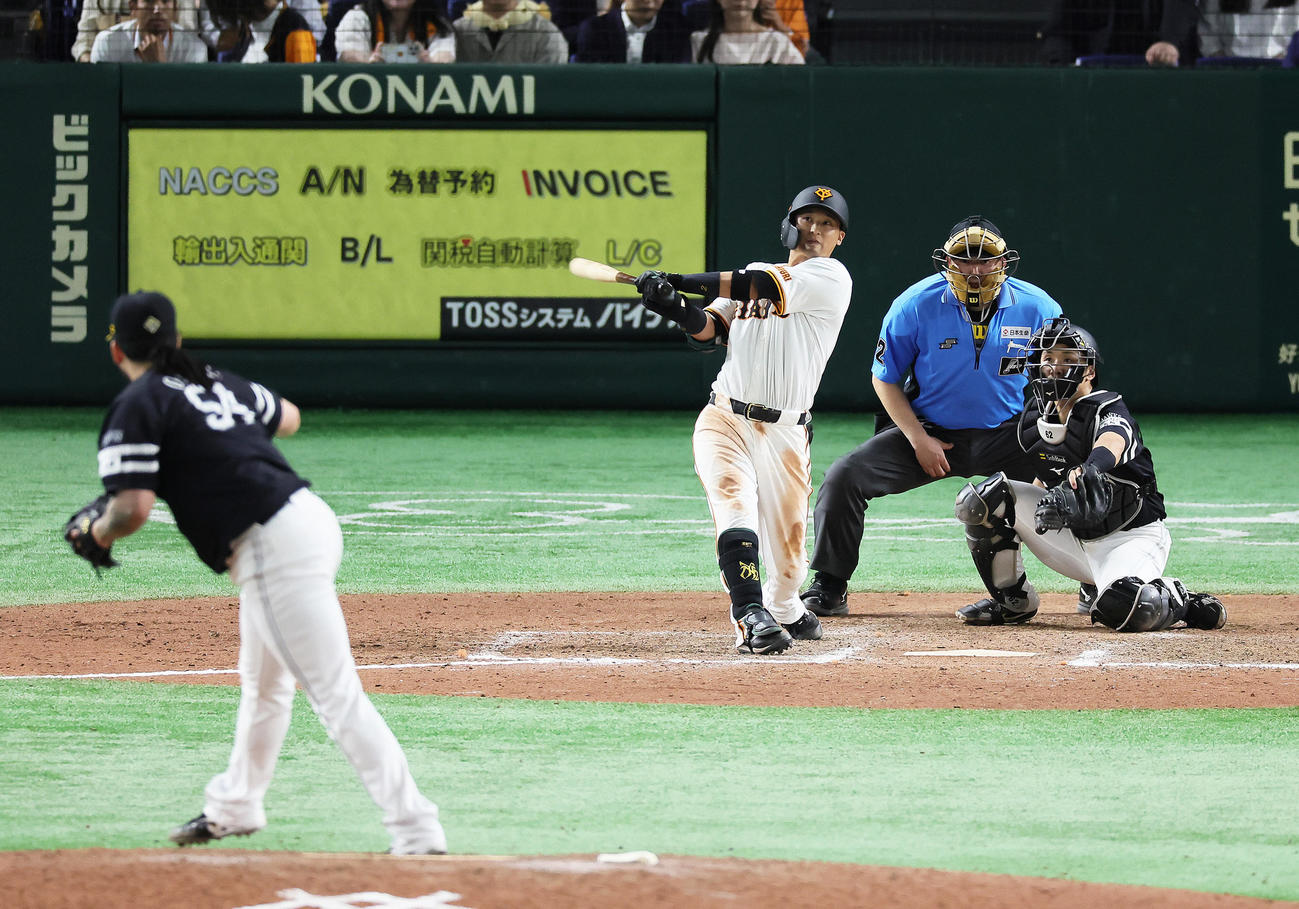 巨人対ソフトバンク　12回裏巨人1死二塁、吉川はサヨナラ適時二塁打を放つ。投手オスナ（2024年5月29日撮影）