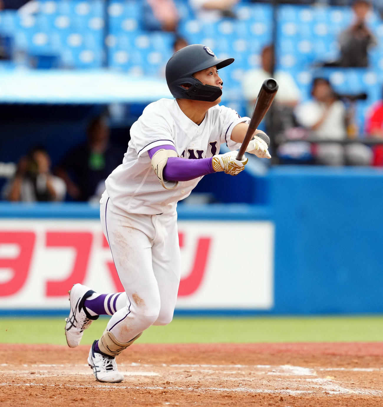 帝京大対天理大　3回裏天理大無死、右越えにソロ本塁打を放つ井脇（撮影・たえ見朱実）