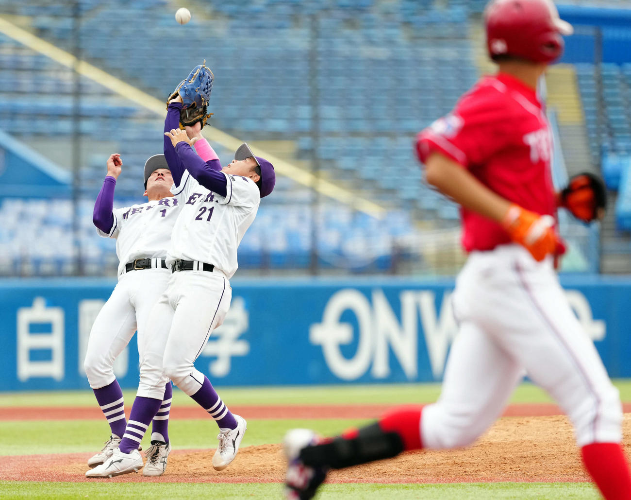 帝京大対天理大　7回表帝京大1死一、二塁、代打森田の飛球を三塁手下林（左）と一緒になって捕球する吉岡（撮影・たえ見朱実）