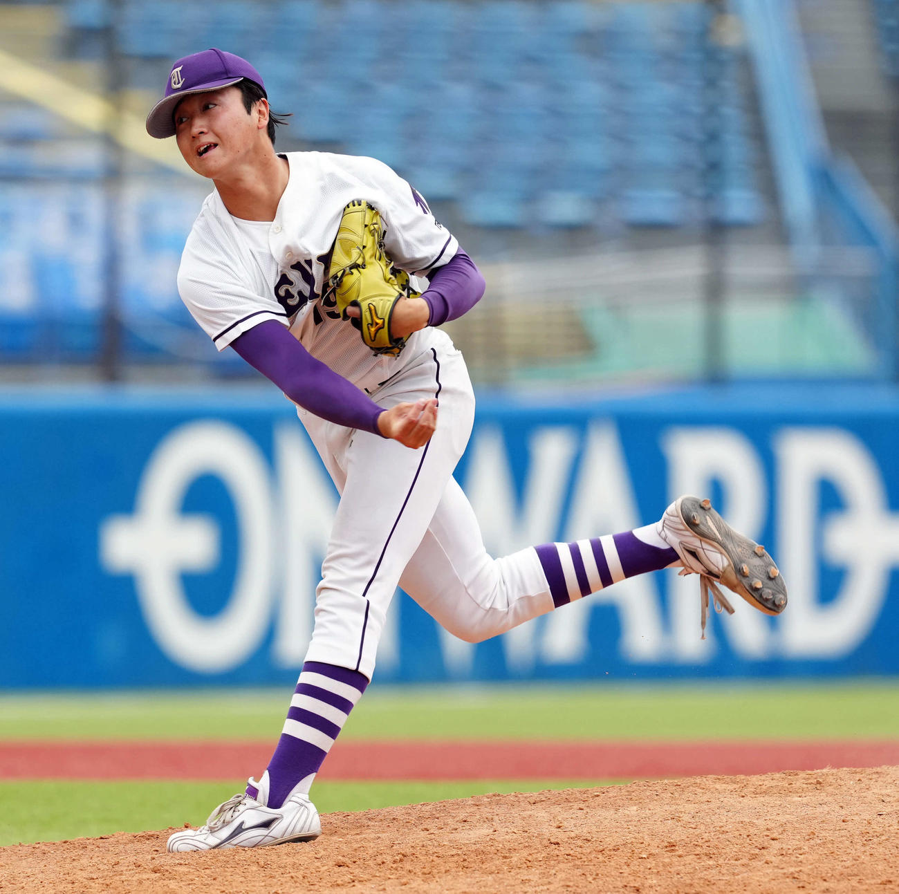 帝京大対天理大　9回からマウンドに上がった天理大・長尾（撮影・たえ見朱実）