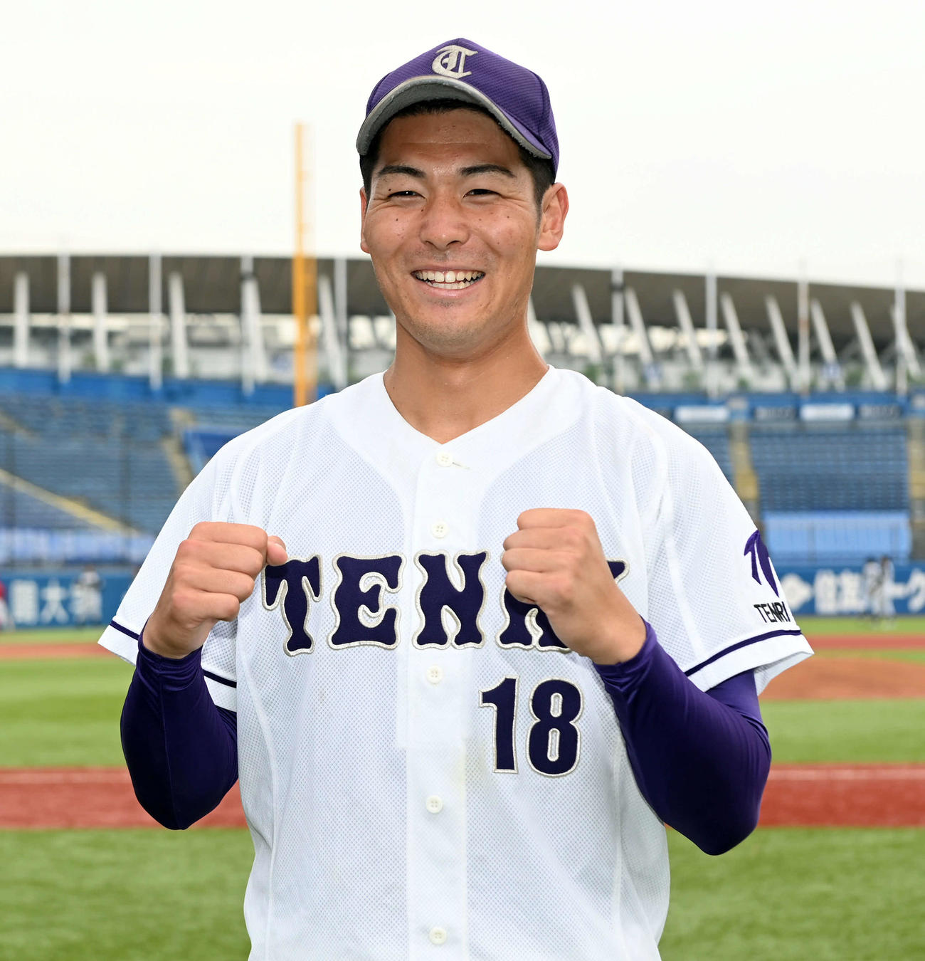 帝京大対天理大　帝京大に勝利し笑顔を見せる天理大の長野（撮影・たえ見朱実）