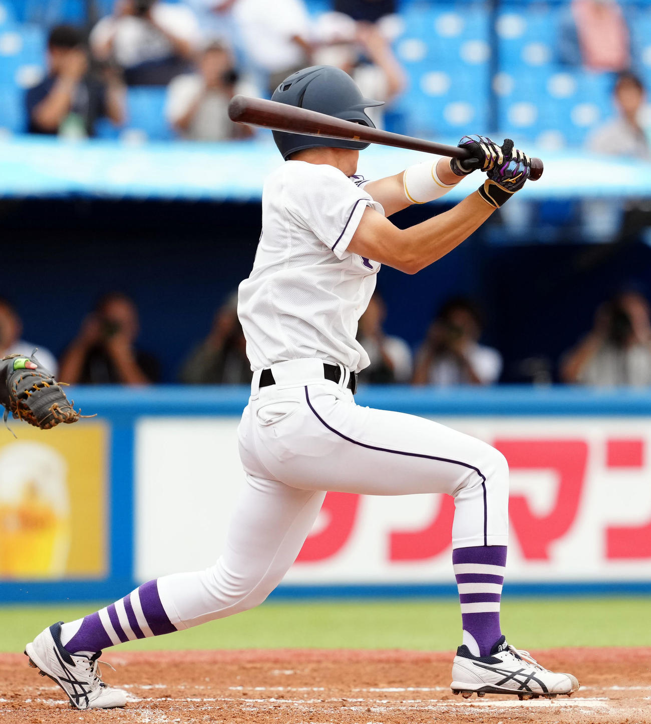 帝京大対天理大　1回裏天理大無死三塁、左前に先制の適時打を放つ藤田大（撮影・たえ見朱実）