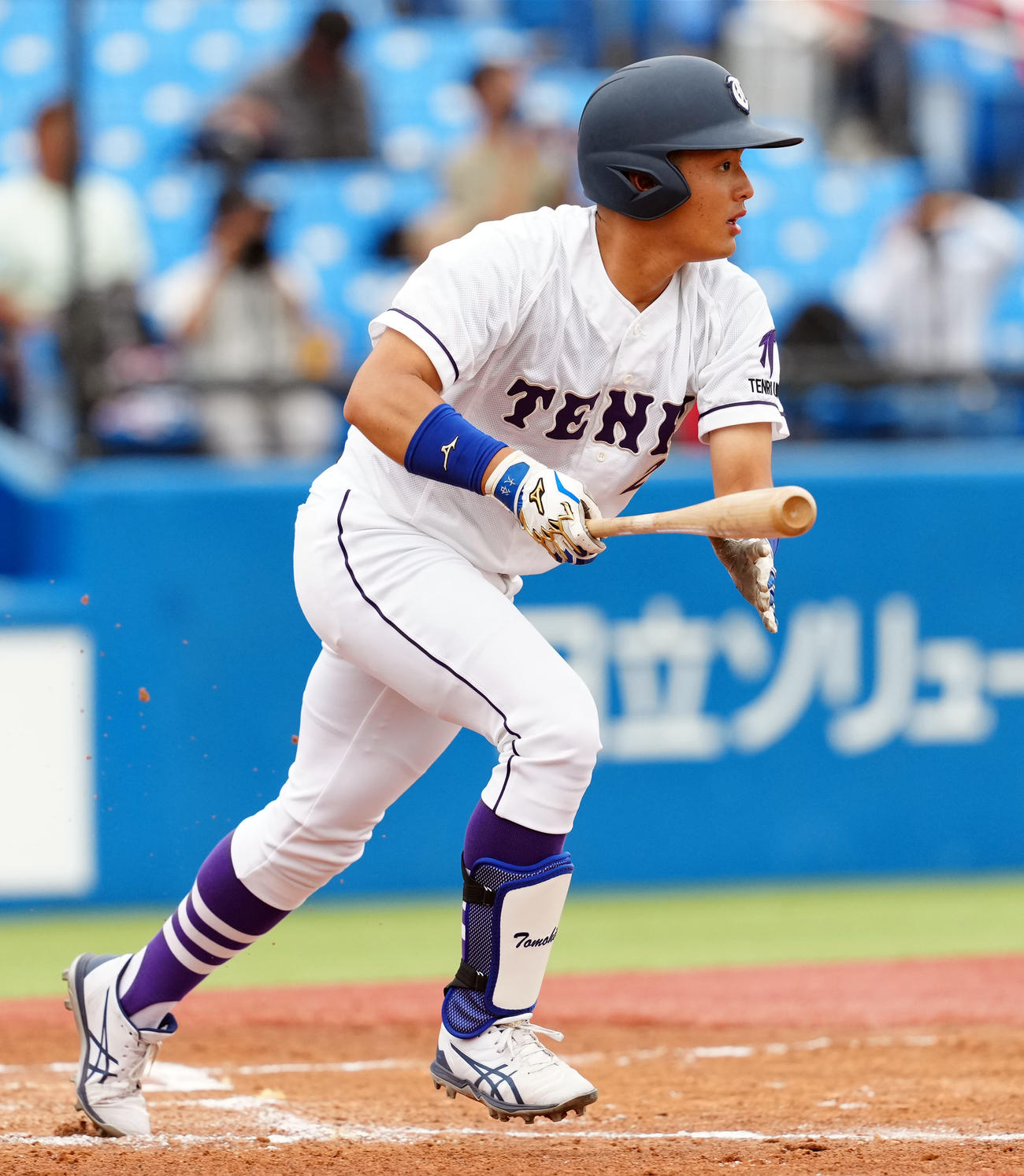 帝京大対天理大　1回裏天理大1死二塁、右飛に倒れる石飛（撮影・たえ見朱実）