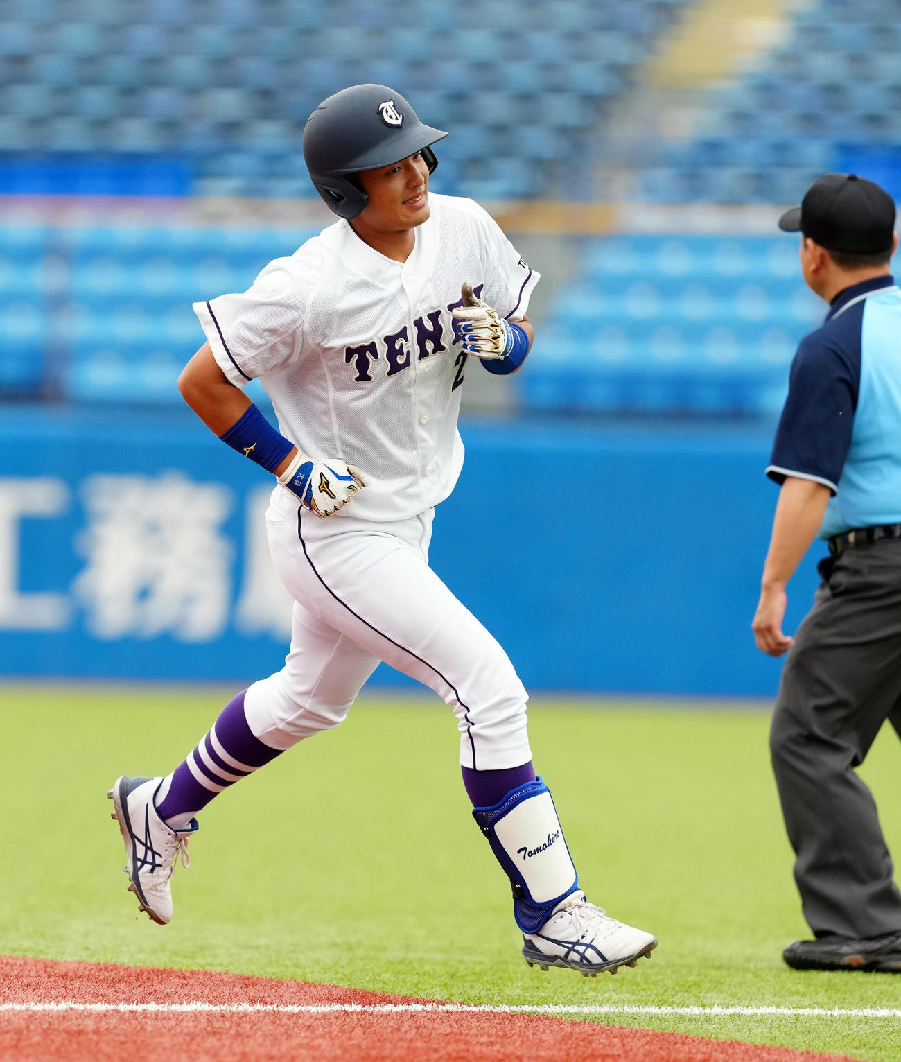 帝京大対天理大　1回裏天理大1死二塁、右飛に倒れる石飛（撮影・たえ見朱実）