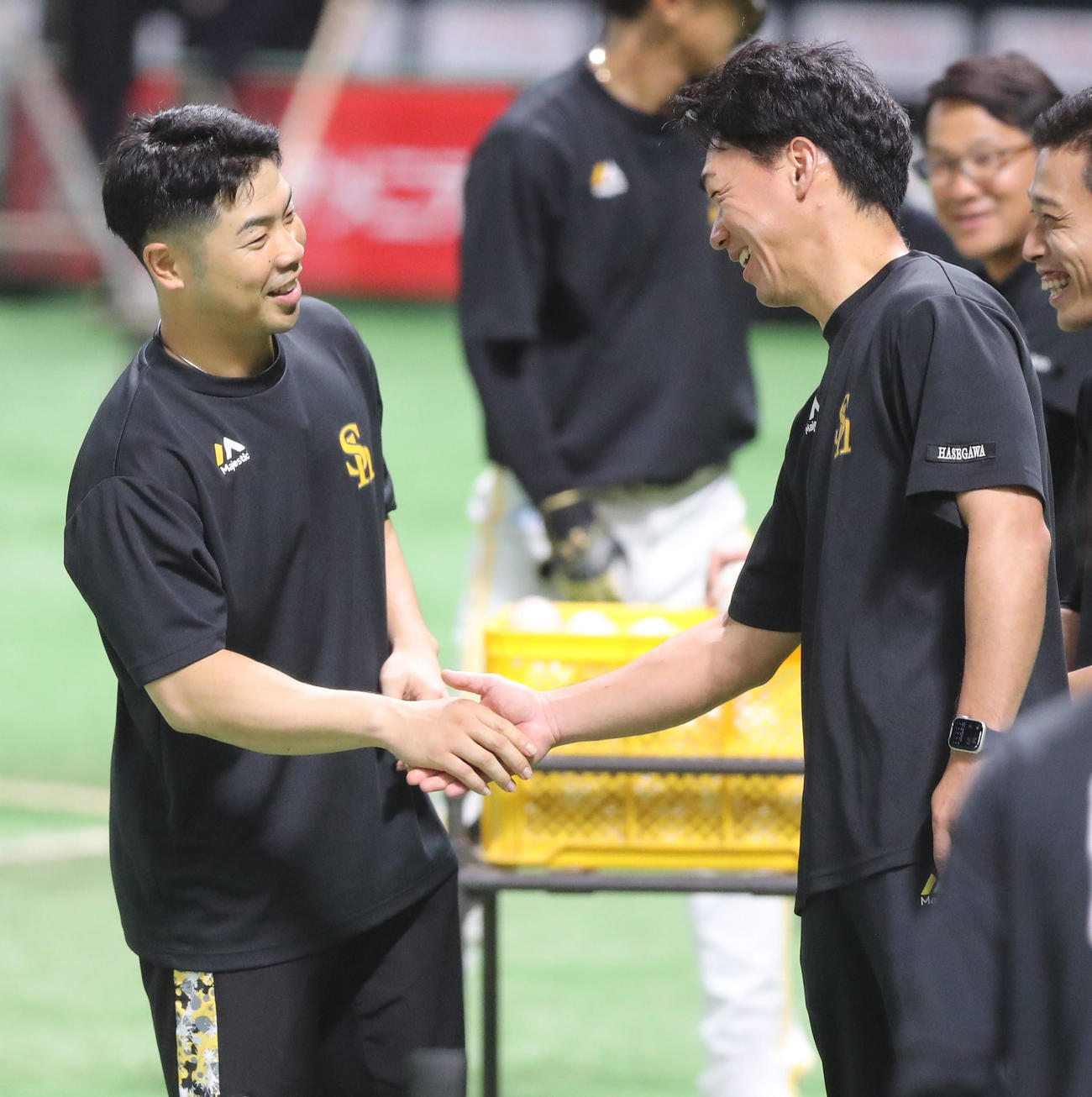 ソフトバンク対ヤクルト　練習中、手の状態を確認される近藤（撮影・鬼束羽瑠菜）