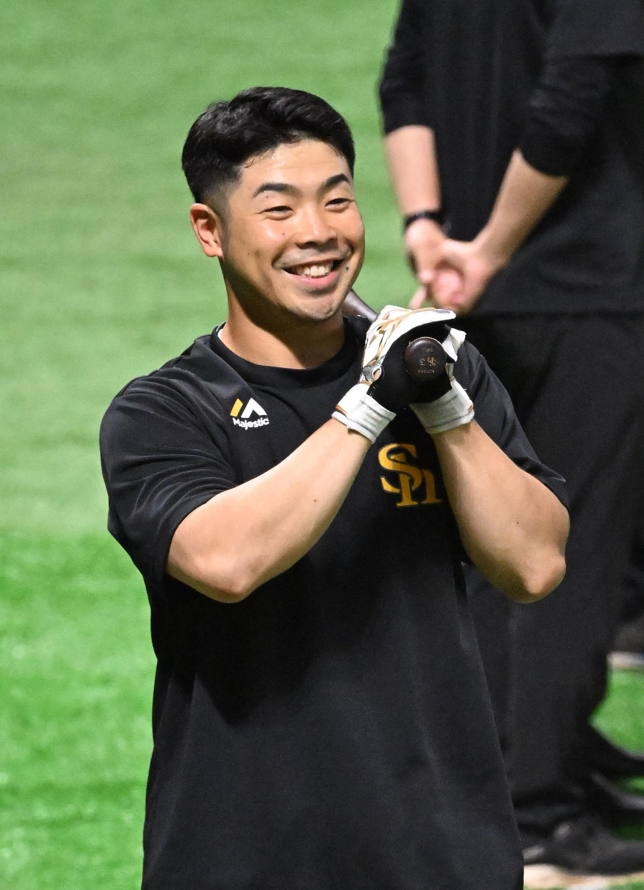 打撃練習を行う近藤は笑顔（撮影・林敢治）