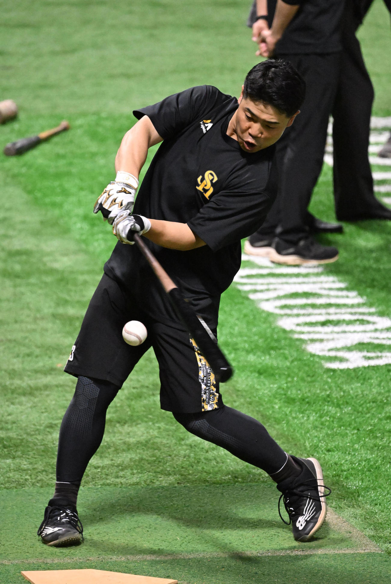 打撃練習を行う近藤（撮影・林敢治）