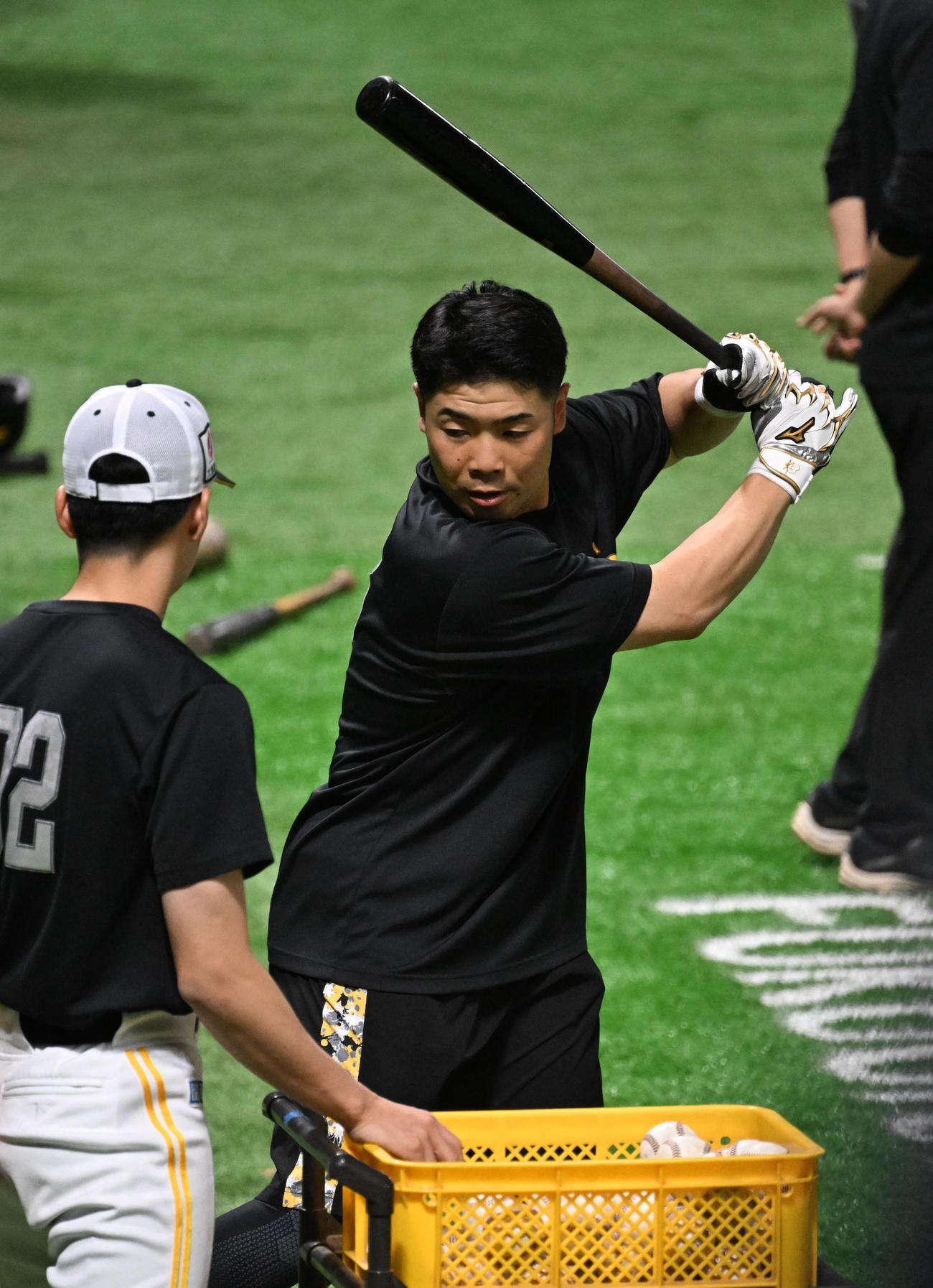 打撃練習を行う近藤（撮影・林敢治）