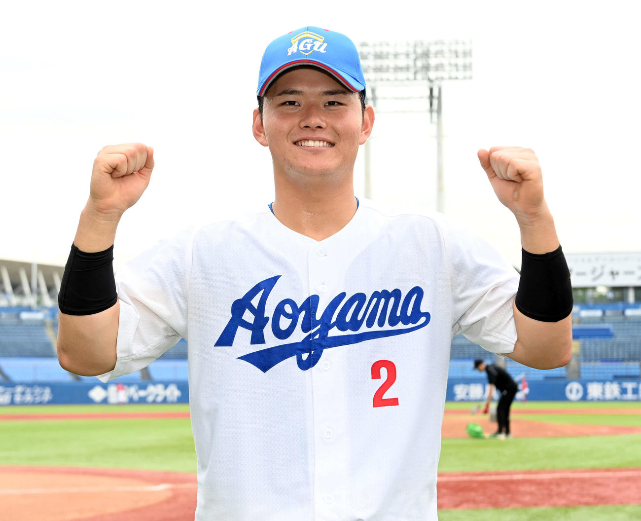 中京大対青学大　中京大に勝利し笑顔でポーズを決める青学大・渡部（撮影・たえ見朱実）