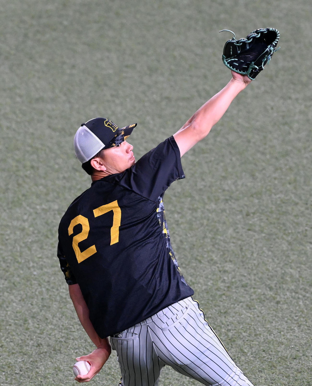 オリックス対阪神　キャッチボールを行う伊藤将（撮影・前岡正明）