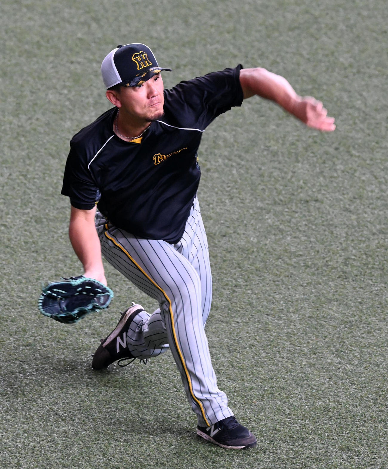 オリックス対阪神　キャッチボールを行う伊藤将（撮影・前岡正明）
