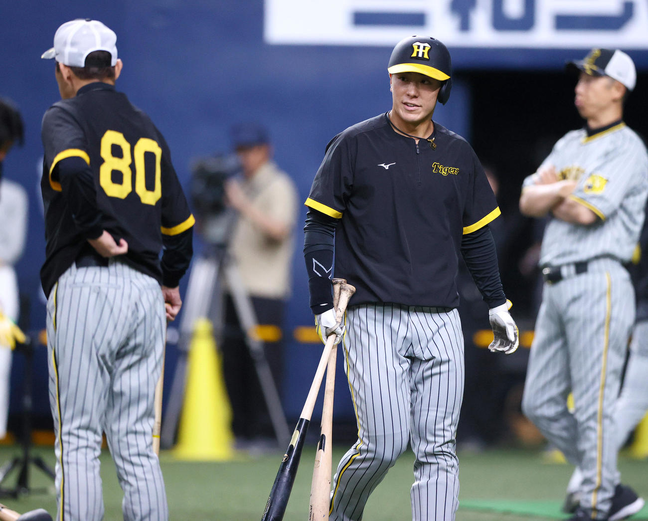 オリックス対阪神　試合前の練習で阪神岡田監督（左）にあいさつする阪神豊田（撮影・上山淳一）