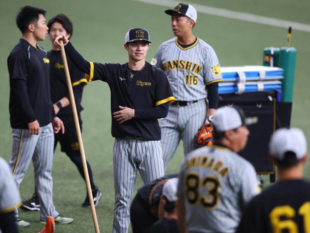オリックス対阪神　試合前、リラックスした表情の阪神中野（撮影・上山淳一）