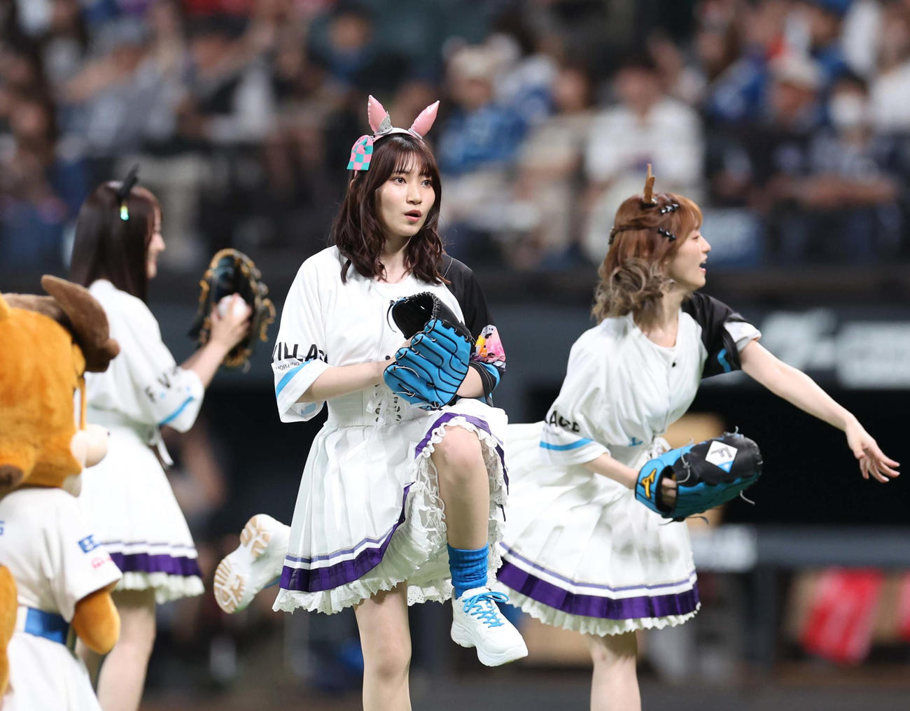 日本ハム対中日　　ファーストピッチセレモニーに登場した声優の手前から福嶋晴菜、藤本侑里　小倉唯（撮影・黒川智章）