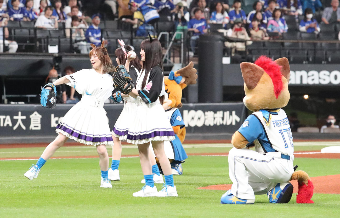 日本ハム対中日　ファーストピッチを務める声優の左から藤本侑里、福嶋晴菜、小倉唯（撮影・佐藤翔太）