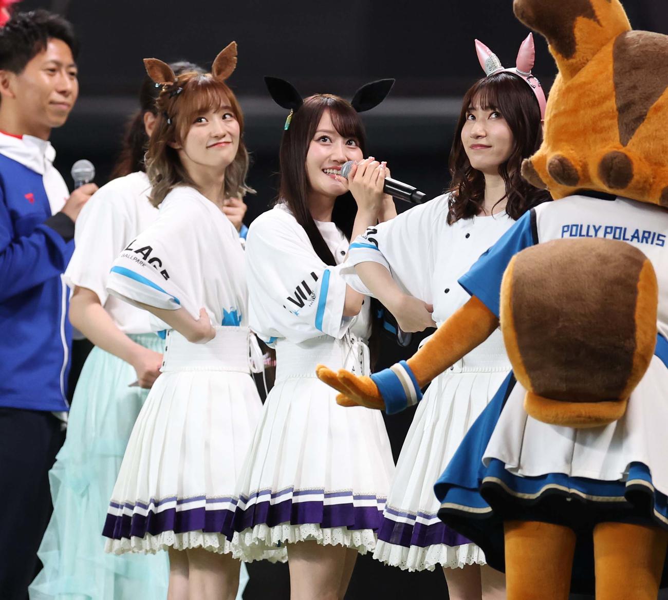 日本ハム対中日　　ファーストピッチセレモニーに登場した声優の左から藤本侑里　小倉唯　福嶋晴菜（撮影・黒川智章）
