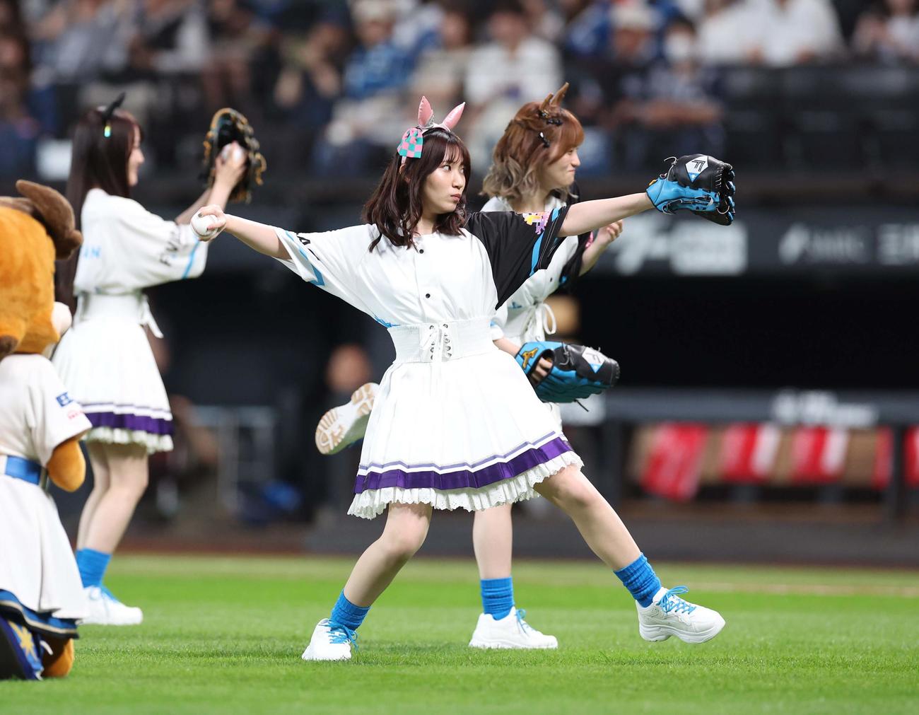 日本ハム対中日　　ファーストピッチセレモニーに登場した声優の手前から福嶋晴菜、藤本侑里　小倉唯（撮影・黒川智章）