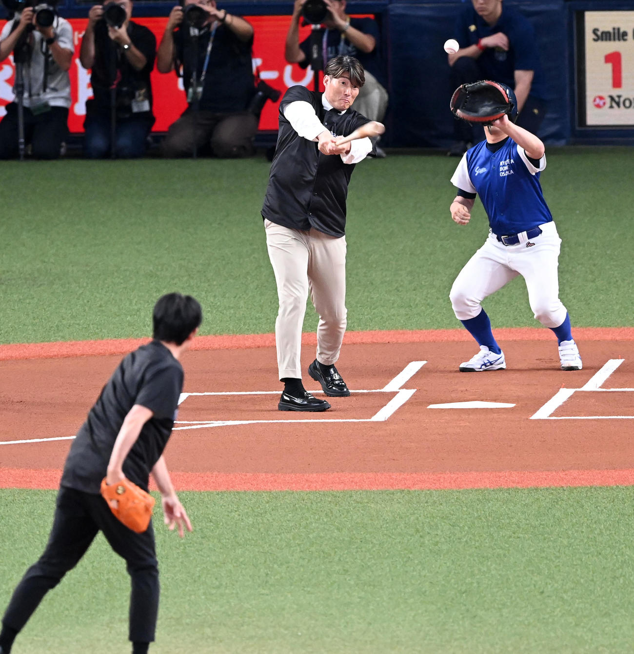 オリックス対阪神　特別始球式を行った星野伸之氏と糸井嘉男氏（撮影・前岡正明）