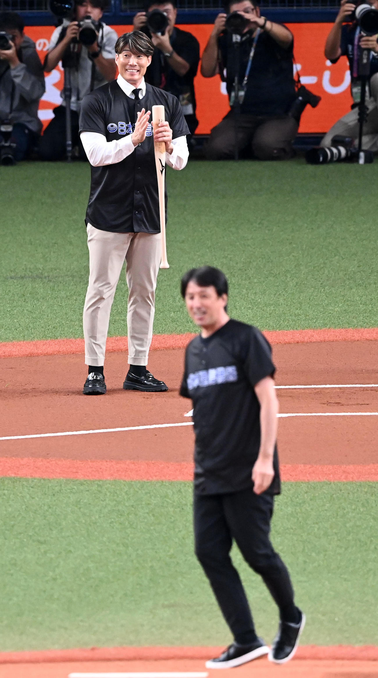 オリックス対阪神　特別始球式を行った星野伸之氏と糸井嘉男氏（撮影・前岡正明）