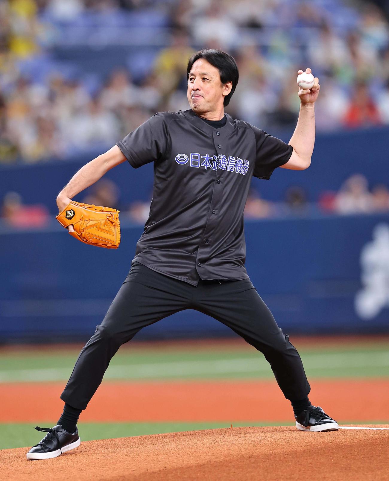 オリックス対阪神　特別始球式で投球する星野氏（撮影・上田博志）