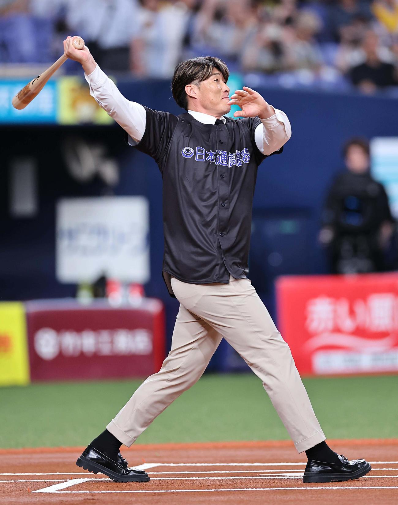 オリックス対阪神　特別始球式で打席に立つ糸井氏（撮影・上田博志）