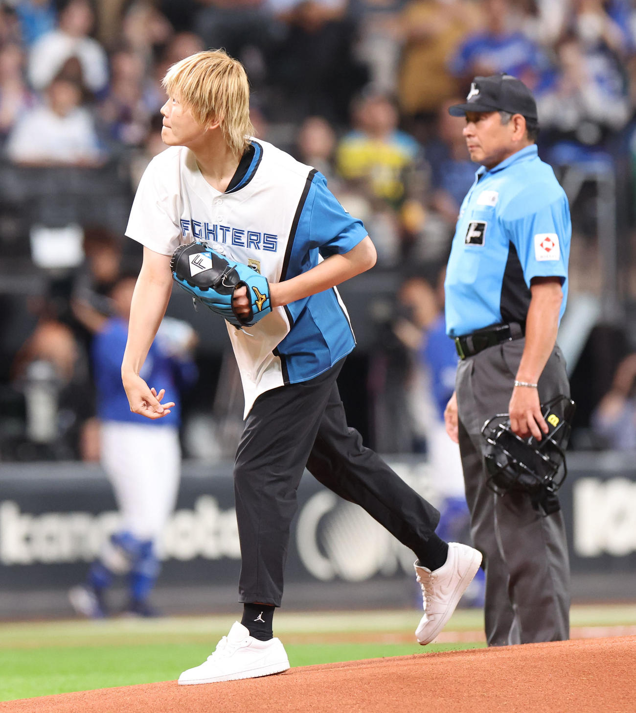 日本ハム対中日　始球式を務める女子バスケットボール東京五輪銀メダリストの高田（撮影・佐藤翔太）