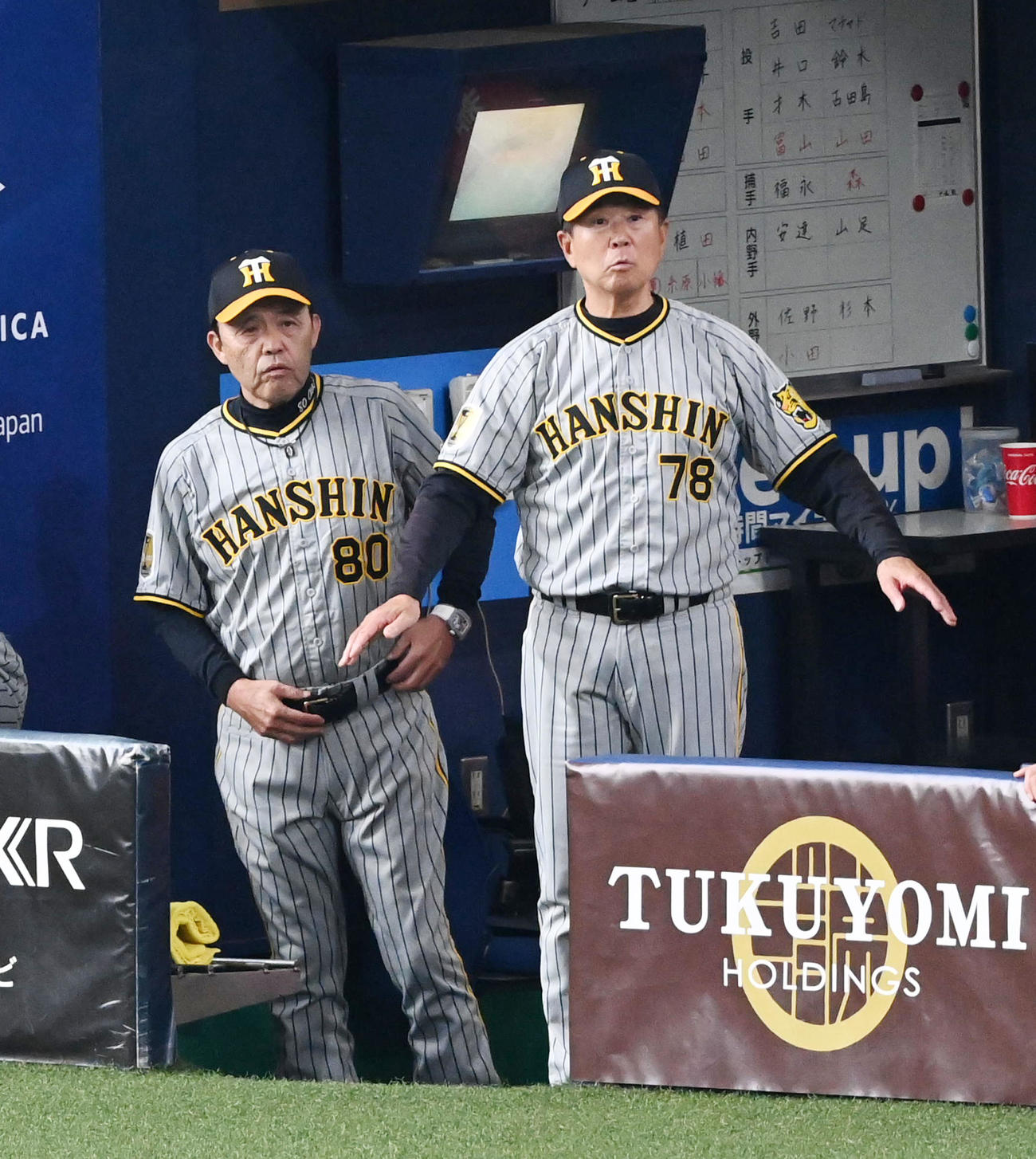 オリックス対阪神　2回表阪神1死、原口の打球がファールの判定、確認する岡田監督（左）と平田ヘッドコーチ（撮影・前岡正明）