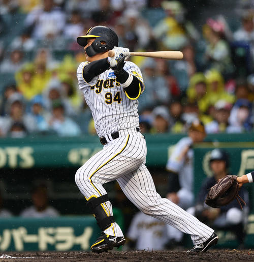 阪神】原口文仁「幻弾」に岡田監督もぼうぜん 左翼ポール上をいく特大