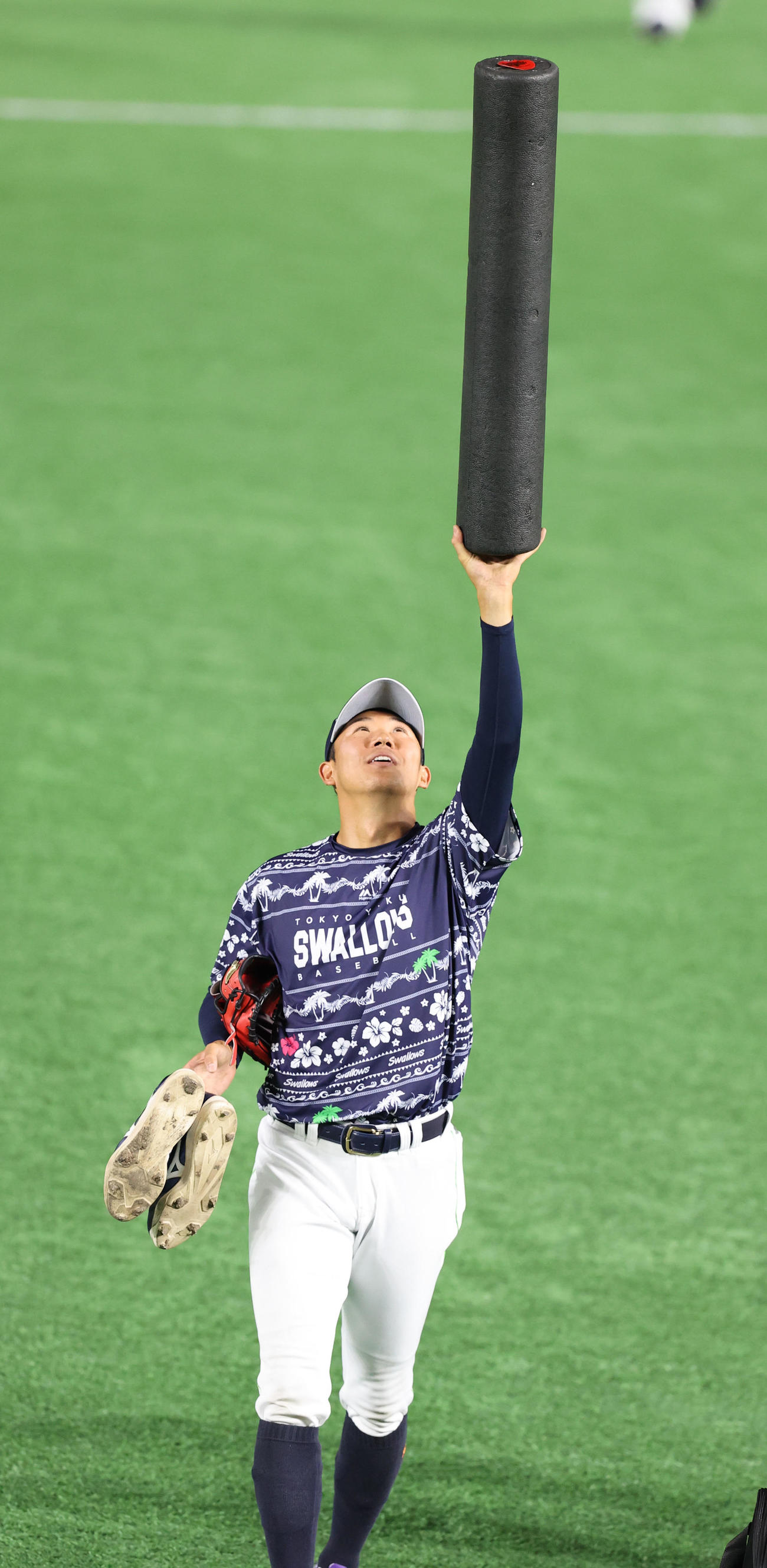 リラックスした雰囲気のヤクルト奥川（撮影・梅根麻紀）