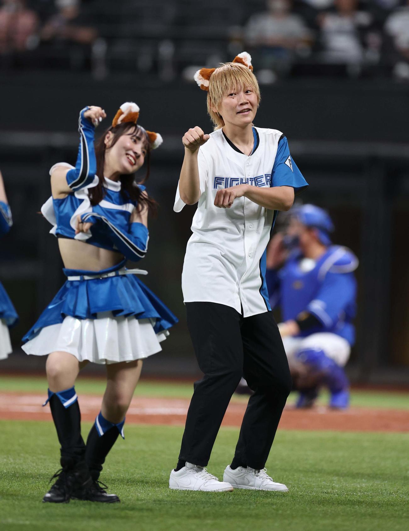 日本ハム対中日　「きつねダンス」を踊る女子バスケットボールの高田真希（撮影・黒川智章）