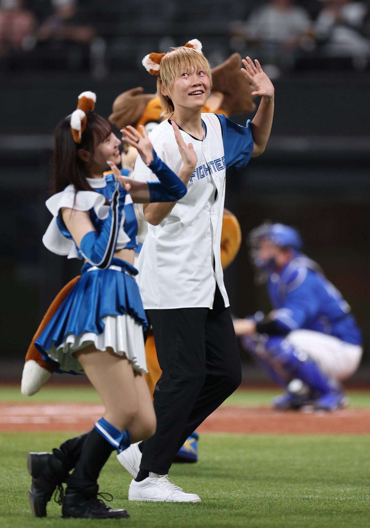 日本ハム対中日　「きつねダンス」を踊る女子バスケットボールの高田真希（撮影・黒川智章）
