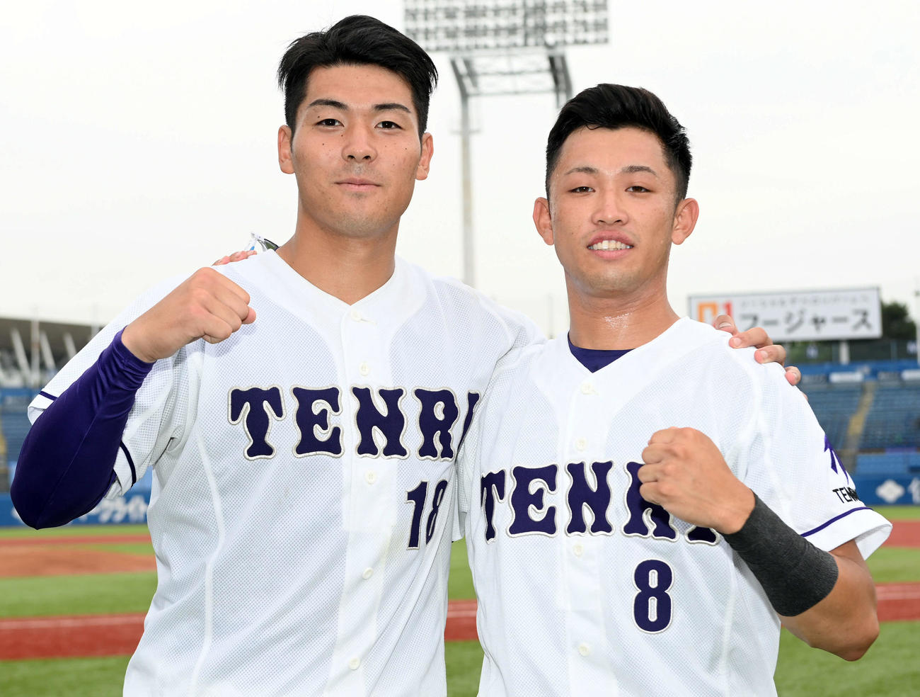 帝京大対天理大　帝京大に勝利し笑顔を見せる天理大の長野（左）と井脇（撮影・たえ見朱実）