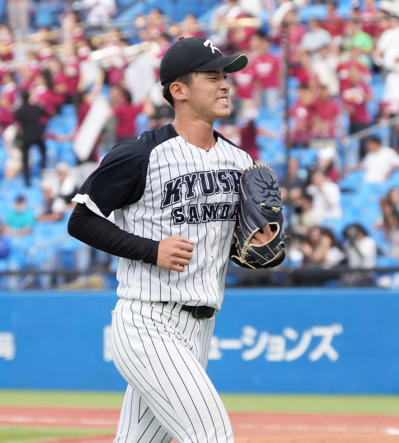 九産大対早大　4回裏早大1死一、二塁、降板する九産大先発の荒木（撮影・小沢裕）