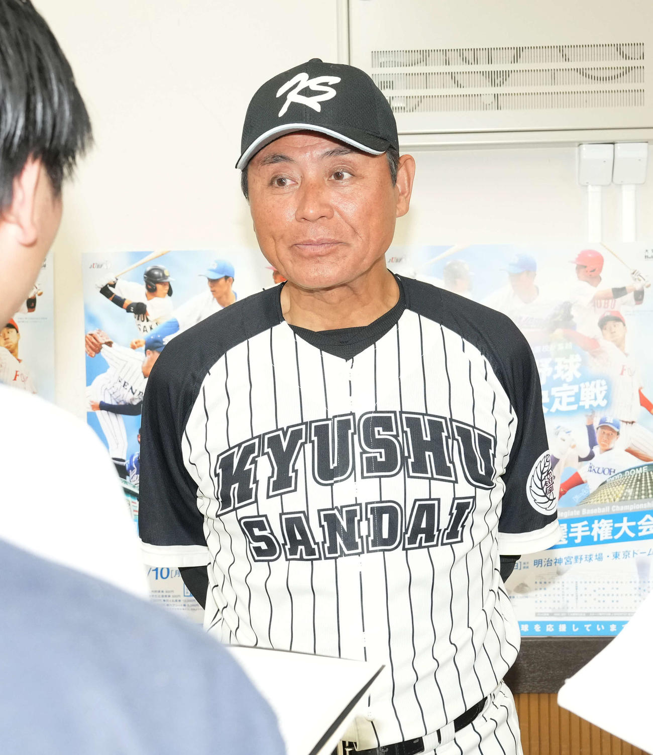 九産大対早大　試合後の囲み会見に臨む九産大・大久保監督（撮影・小沢裕）